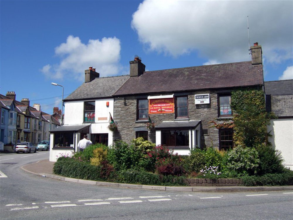 PEMBROKESHIRE - STONE BUILT VILLAGE CENTRE INN