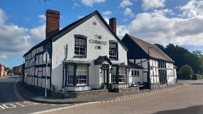 HEREFORDSHIRE – 17TH CENTURY BLACK AND WHITE VILLAGE INN