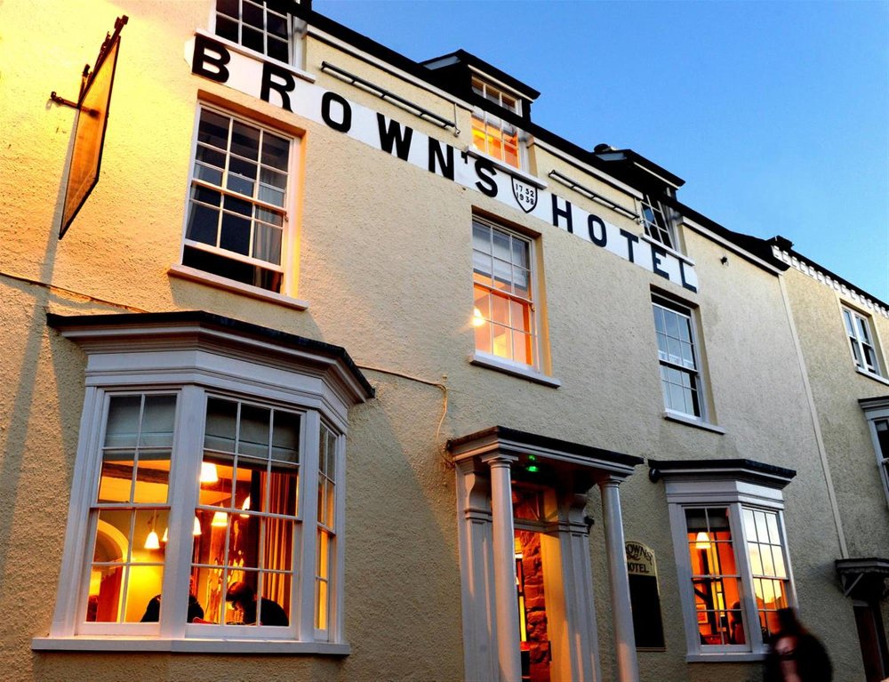 COASTAL CARMARTHENSHIRE - ICONIC HOTEL IN BUSY TOURIST LOCATION