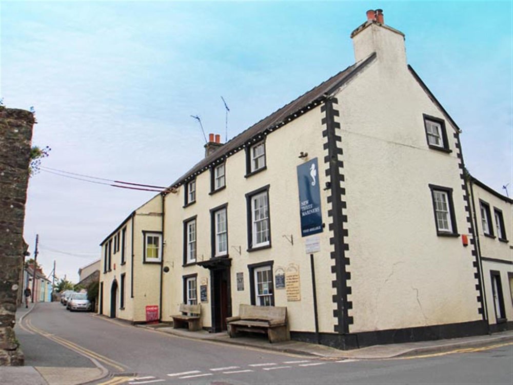 CARMARTHENSHIRE - WELL APPOINTED & TRADITIONAL PUBLIC HOUSE IN BUSY TOURIST LOCATION