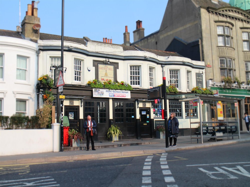 EAST SUSSEX - PUB OPPOSITE BRIGHTON STATION