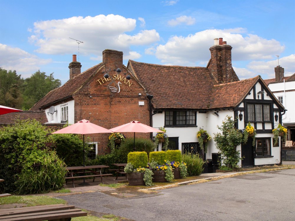 BUCKINGHAMSHIRE - REFURBISHED PUB WITH GREAT POTENTIAL