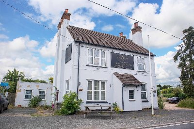 KENT - CLOSED PUB ON BUSY ARTERIAL ROAD