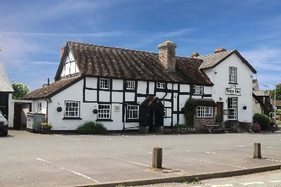HEREFORDSHIRE - 17TH CENTURY "BLACK & WHITE"  VILLAGE PUB & RESTAURANT 
