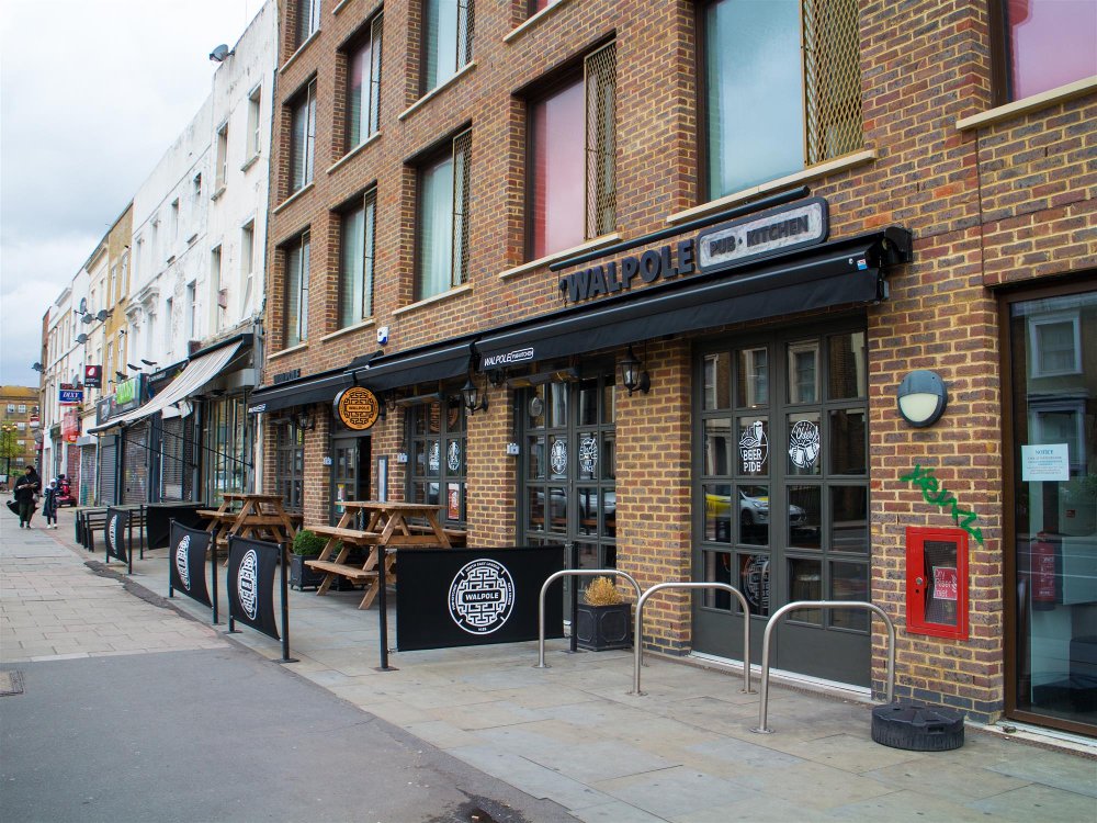 LONDON - PUB BY STATION & UNIVERSITY