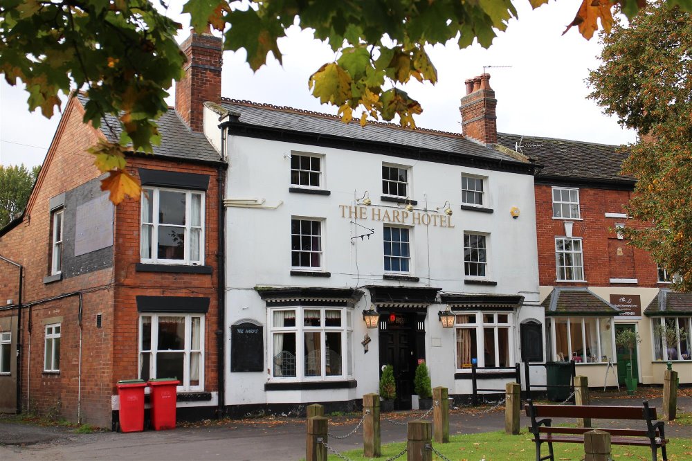 SHROPSHIRE - TRADITIONAL PUBLIC HOUSE IN SOUGHT AFTER RESIDENTIAL VILLAGE