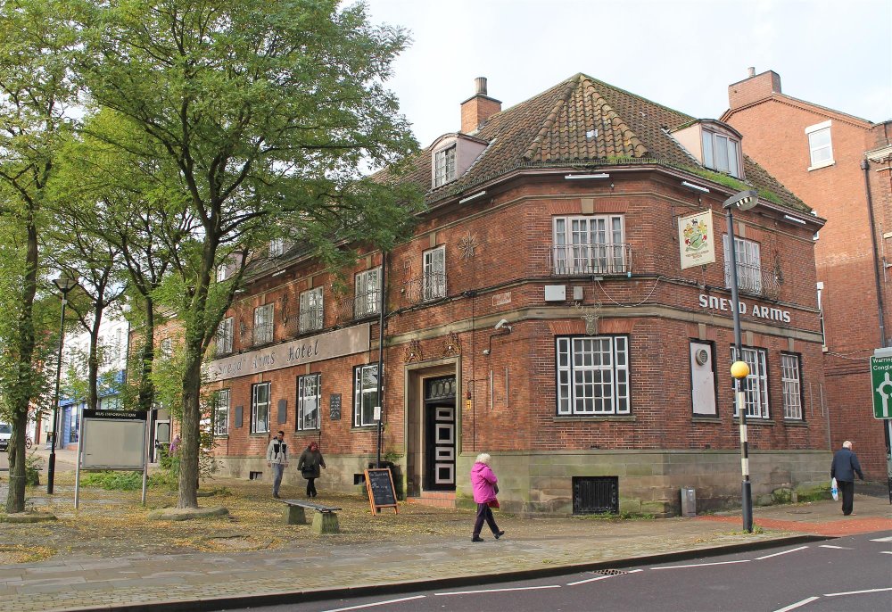 STAFFORDSHIRE - PROMINENT & RENOWNED SIXTEEN BEDROOM TOWN CENTRE HOTEL