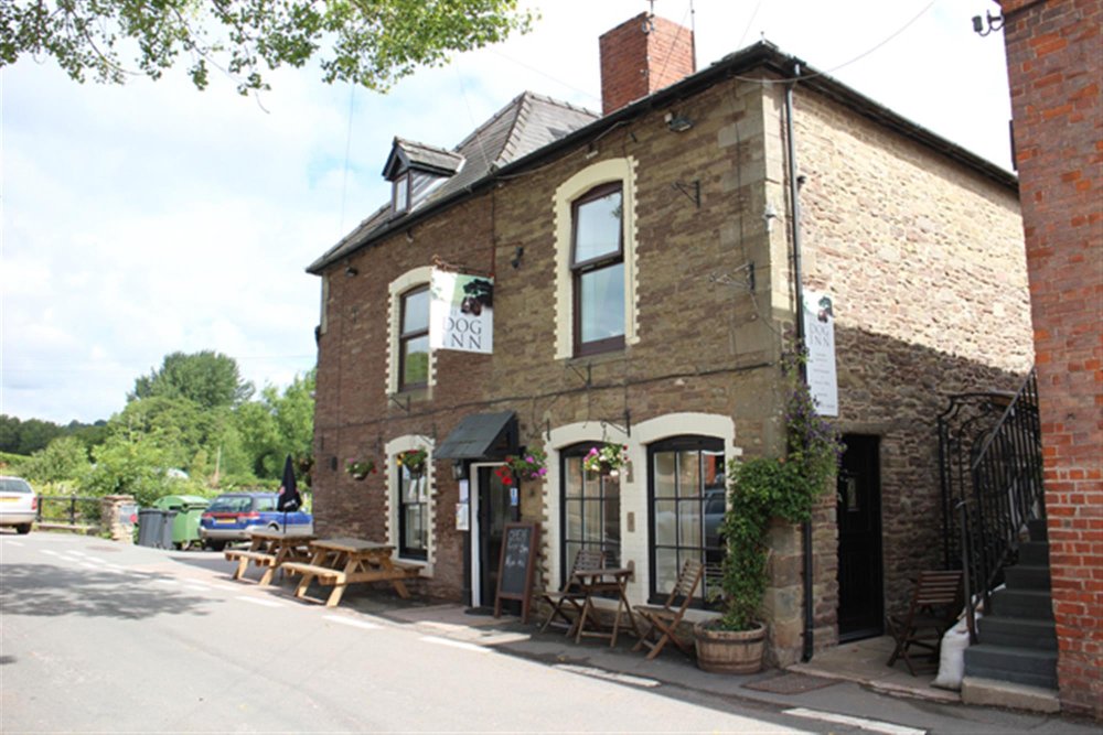 HEREFORDSHIRE - WELL ESTABLISHED VILLAGE CENTRE TRADITIONAL PUBLIC HOUSE