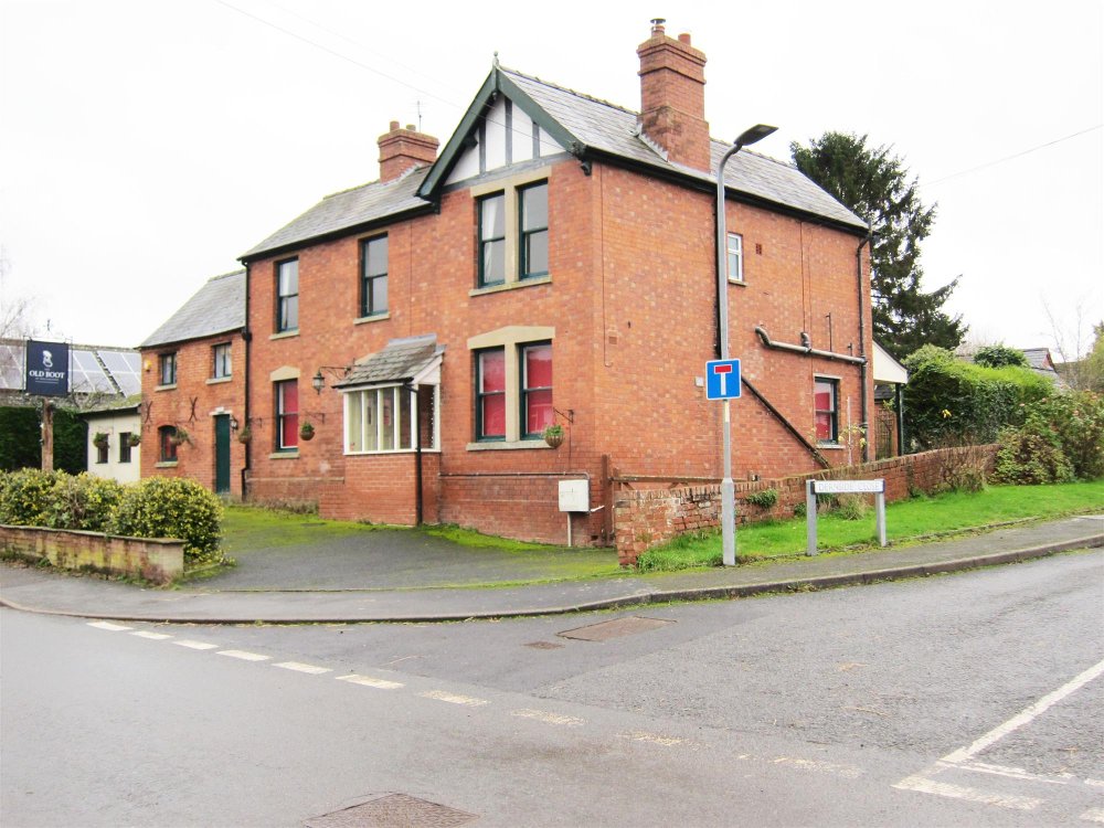 HEREFORDSHIRE - QUALITY VILLAGE CENTRE PUB