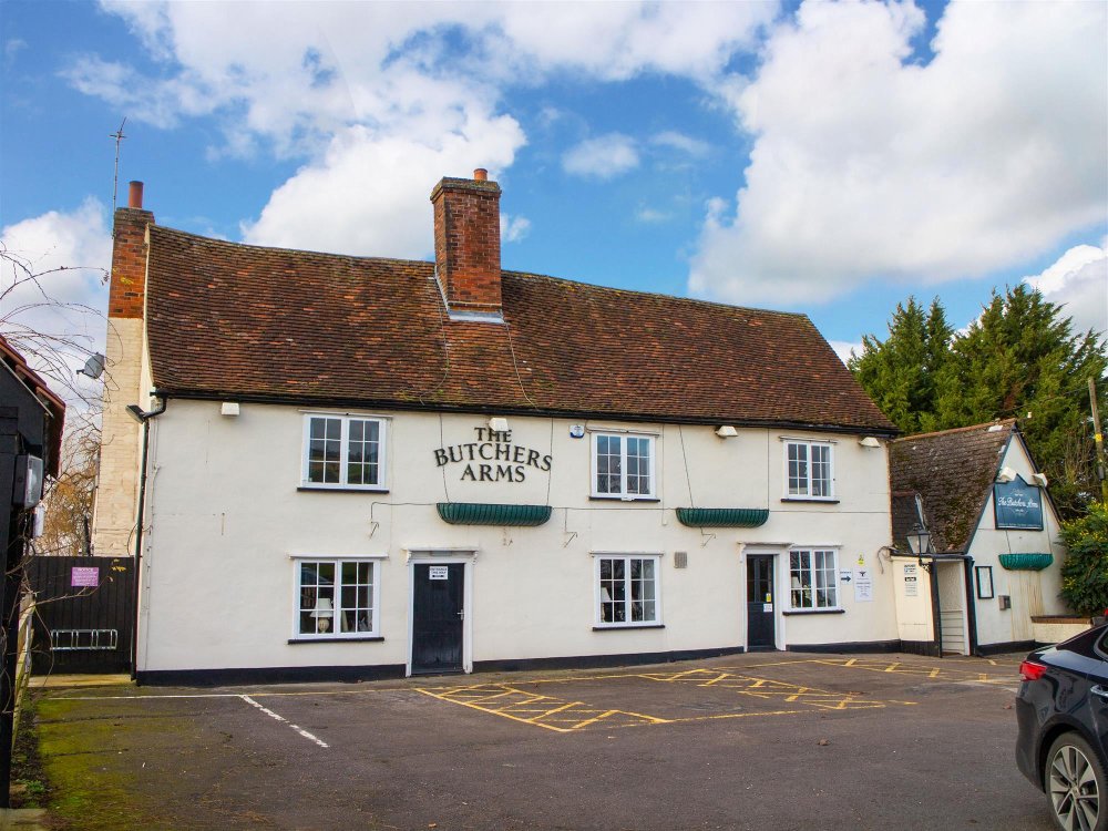 ESSEX - RENOVATED PUB WITH 1.63 ACRES
