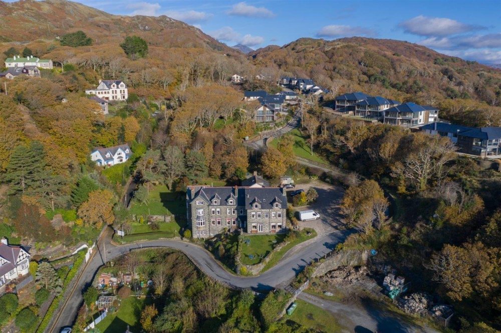 WEST WALES -14 BEDROOM COUNTRY HOTEL WITH SPECTACULAR COASTAL VIEWS IN BUSY SEASIDE RESORT