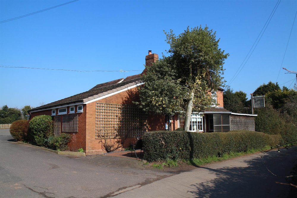 WORCESTERSHIRE - VILLAGE FREEHOUSE WITH LAND