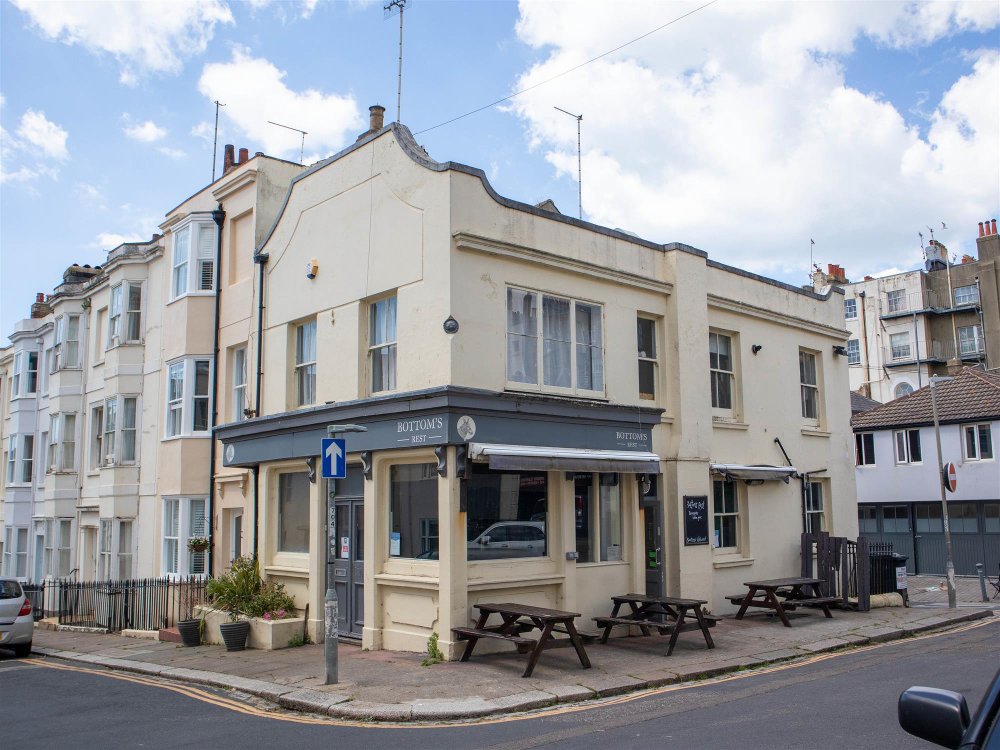 EAST SUSSEX - HOVE PUB BY THEATRE