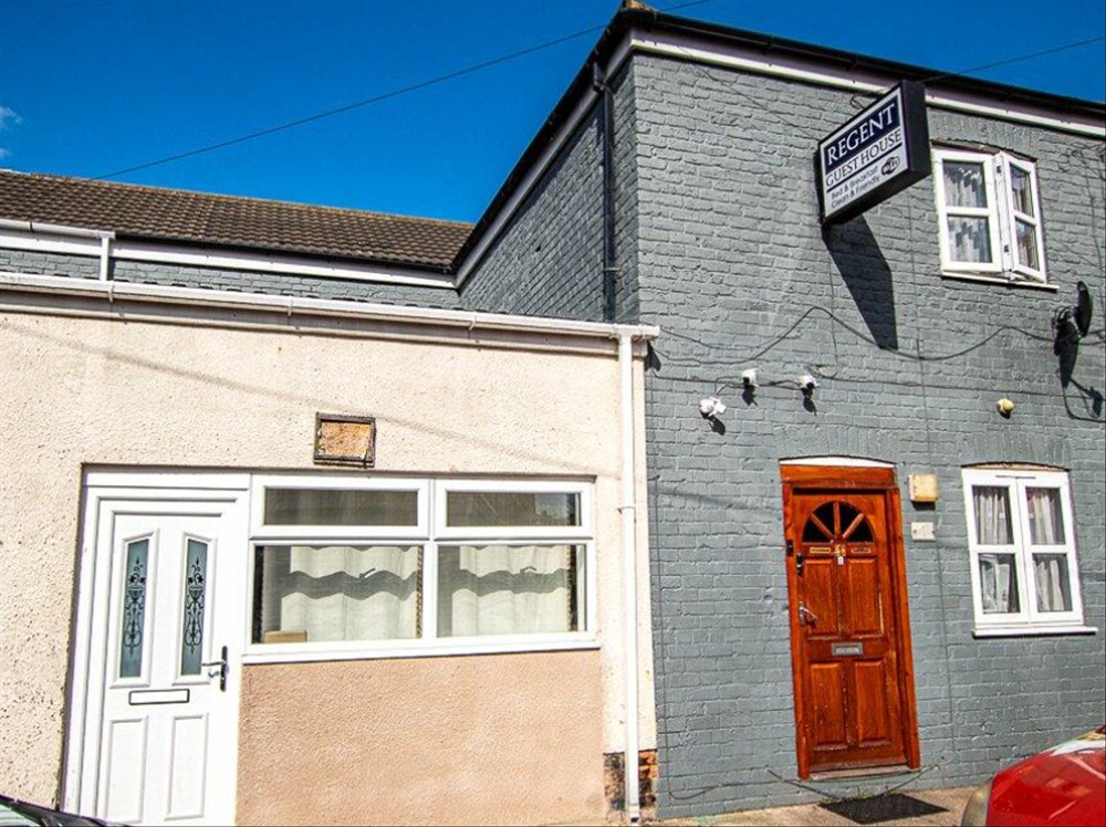 LINCOLNSHIRE - SIX BEDROOM GUESTHOUSE CLOSE TO TRAIN STATION
