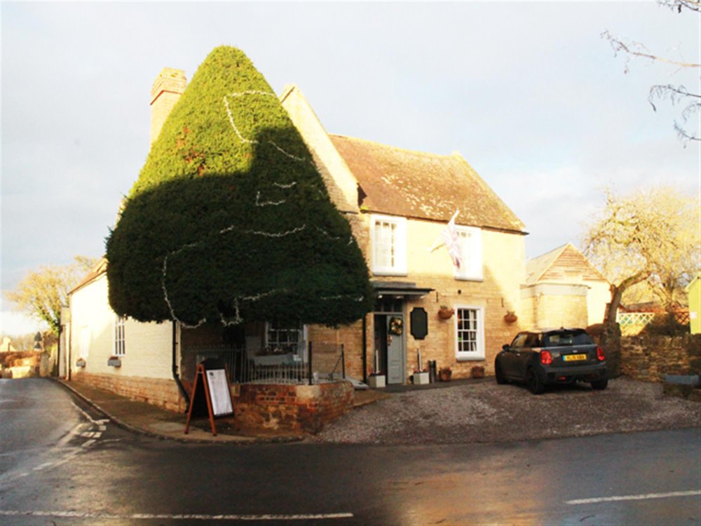 COTSWOLDS - CHARACTER 17TH CENTURY VILLAGE HOSTELRY