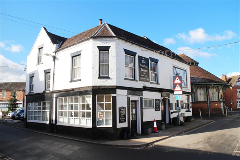 WORCESTERSHIRE - CENTRALLY LOCATED FREEHOUSE WITH SEPARATE CAFE