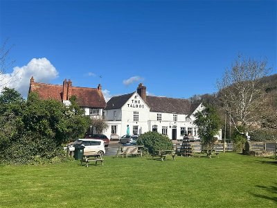 WORCESTERSHIRE/HEREFORDSHIRE BORDER - RIVERSIDE INN SET IN 2.7 ACRES