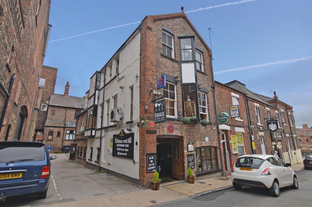 YORKSHIRE - FABULOUS CITY CENTRE WINE BAR & BISTRO CLOSE TO THE RIVER