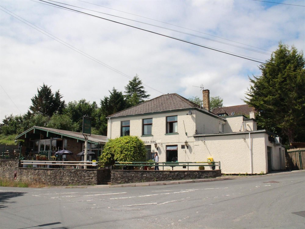GWENT - EDGE OF NEWPORT VILLAGE CENTRE INN