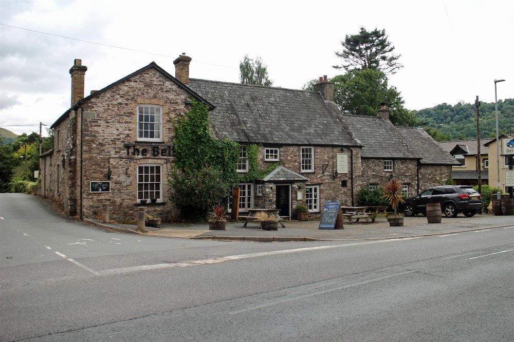 POWYS - SUBSTANTIAL STONE CONSTRUCTED COUNTRY INN SET ON A40 WITHIN THE BRECON BEACONS NATIONAL PARK