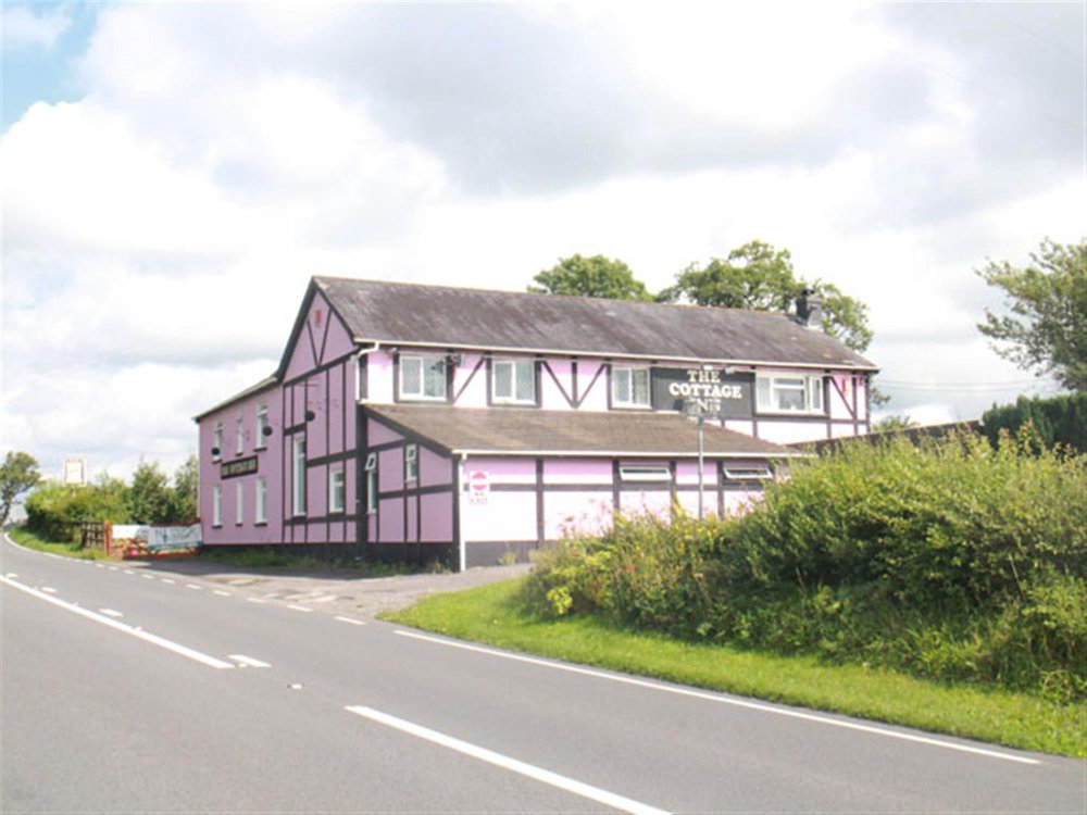 CARMARTHENSHIRE -  WELL ESTABLISHED BAR & DINING VENUE