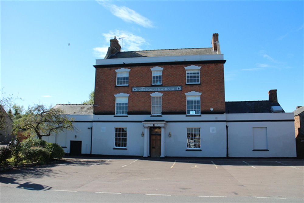 GLOUCESTERSHIRE - CHARACTER GEORGIAN INN LOCATED IN EDGE OF COTSWOLD VILLAGE