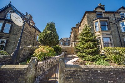 DERBYSHIRE - PEAK DISTRICT NATIONAL PARK 9 BEDROOM GUEST HOUSE 