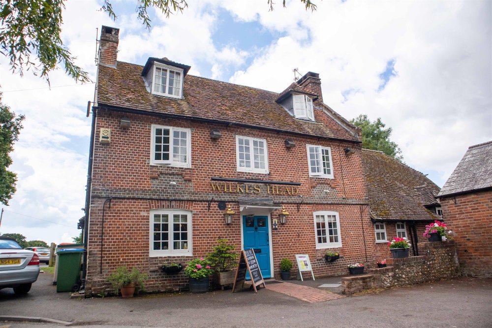 WEST SUSSEX - WELL-ESTABLISHED CHARACTER PUB