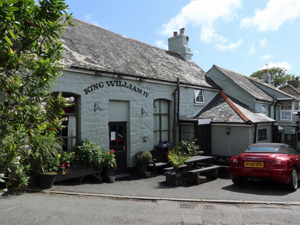 CORNWALL - 17TH CENTURY CHARACTER VILLAGE FREEHOUSE