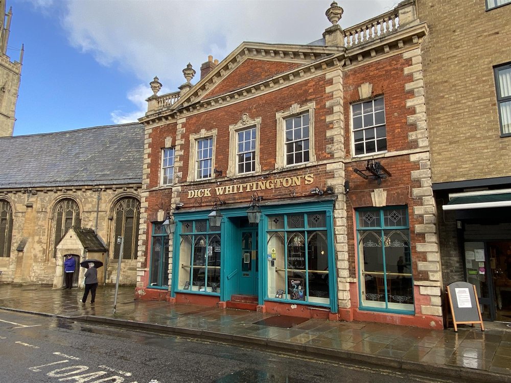GLOUCESTER CITY CENTRE- HISTORIC PUBLIC HOUSE AND LIVE MUSIC VENUE