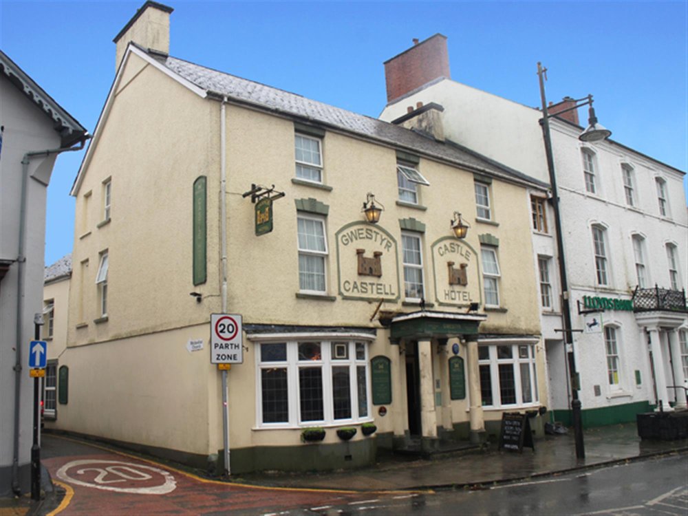 CEREDIGION - CASTLE HOTEL, LAMPETER - FORMER COACHING INN WITH 9 LETTING BEDROOMS