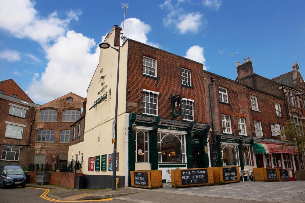 BEDFORDSHIRE - THRIVING TOWN CENTRE PUB BY STATION