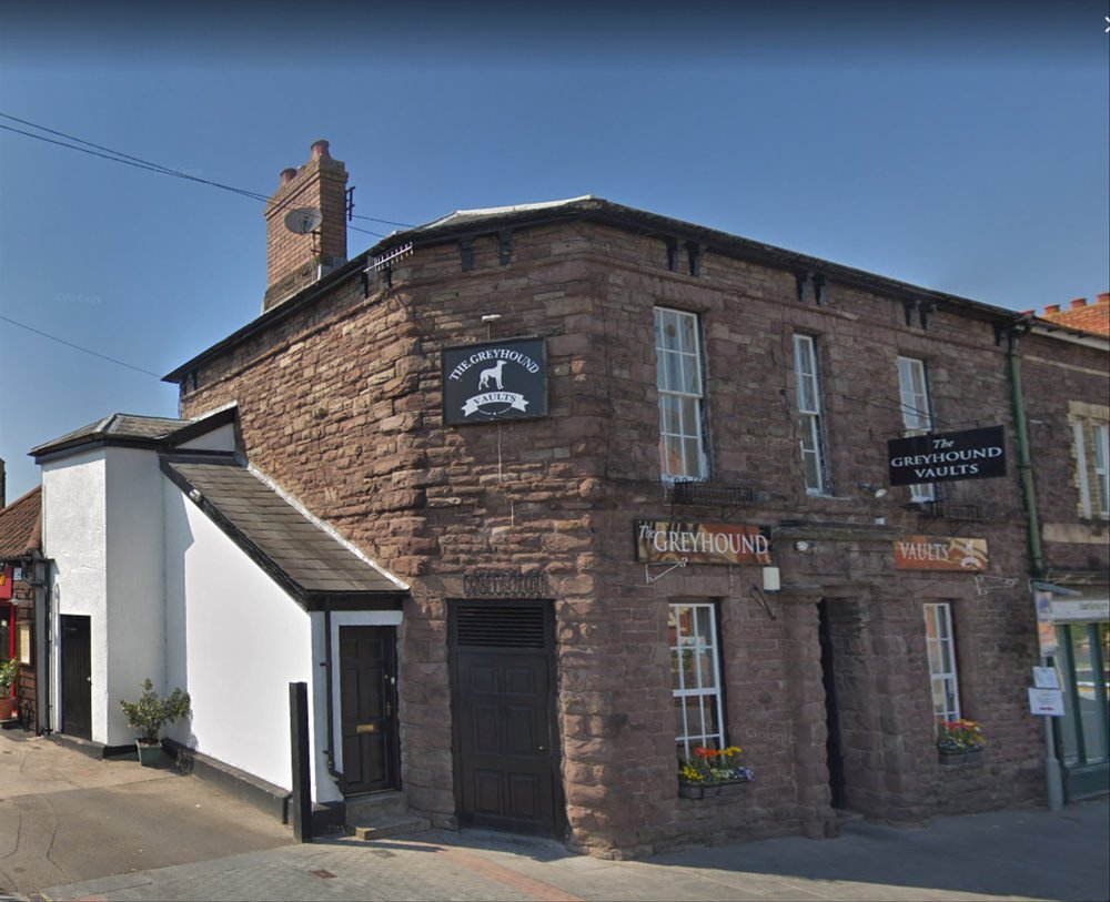 MONMOUTHSHIRE - HISTORIC PUB IN MARKET TOWN CENTRE