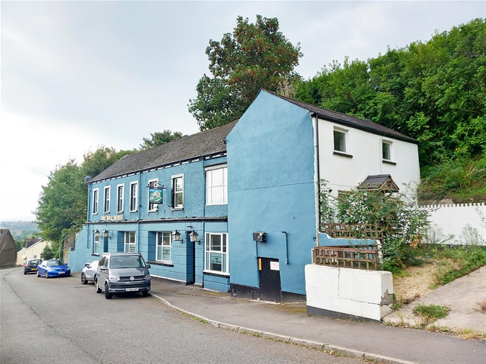 SWANSEA CITY - RECENTLY REFURBISHED & WELL ESTABLISHED TRADITIONAL COMMUNITY PUB