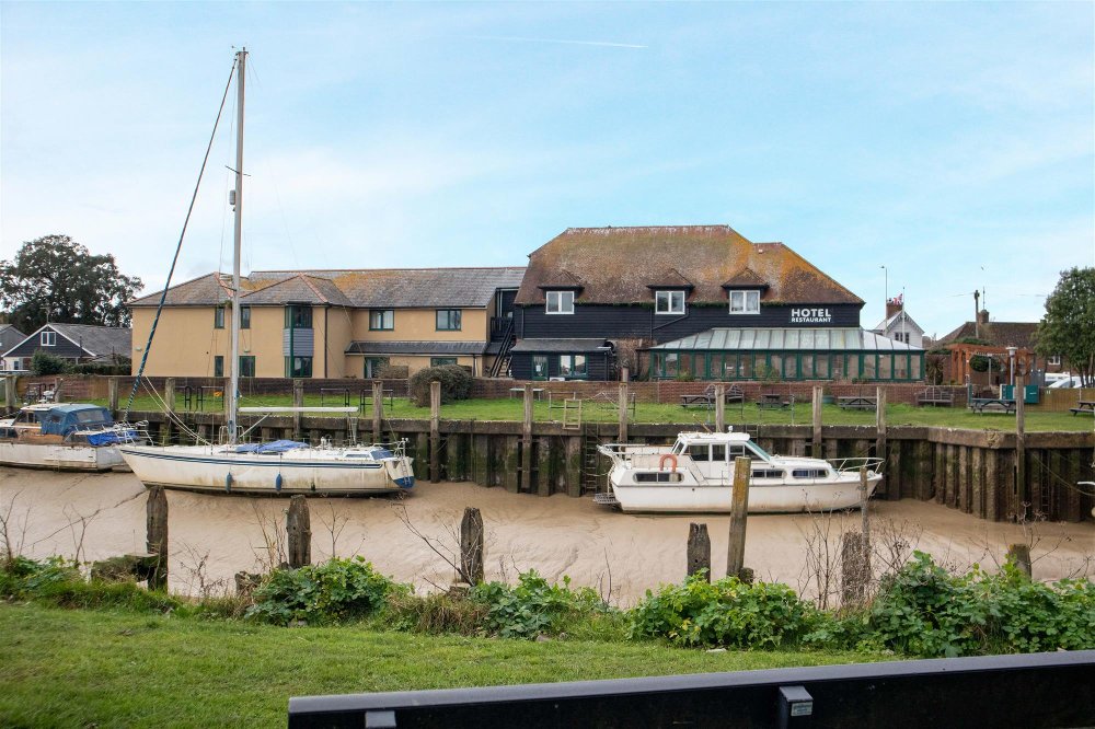 EAST SUSSEX - SUBSTANTIAL RIVERSIDE HOTEL & RESTAURANT