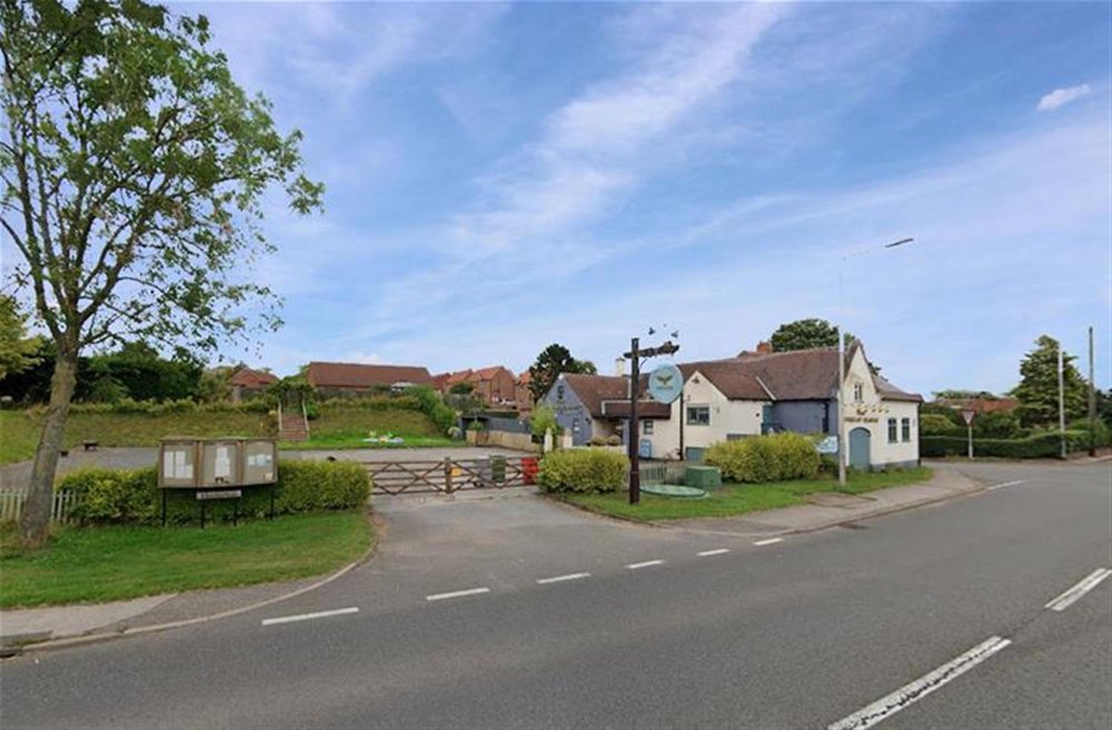 NOTTINGHAMSHIRE - DESTINATION FOOD LED FREEHOUSE WITH CAR PARK AND TRADE GARDEN