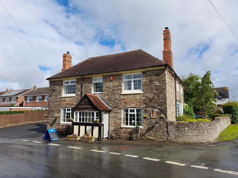WORCESTERSHIRE - PRETTY STONE CONSTRUCTED COTTAGE STYLE COUNTRY FREEHOUSE