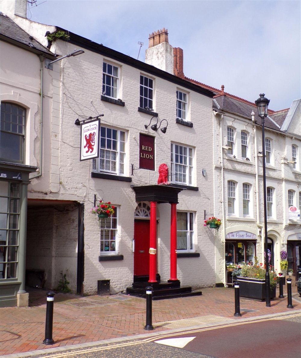 FLINTSHIRE - 18TH CENTURY TOWN CENTRE PUBLIC HOUSE WITH ACCOMODATION