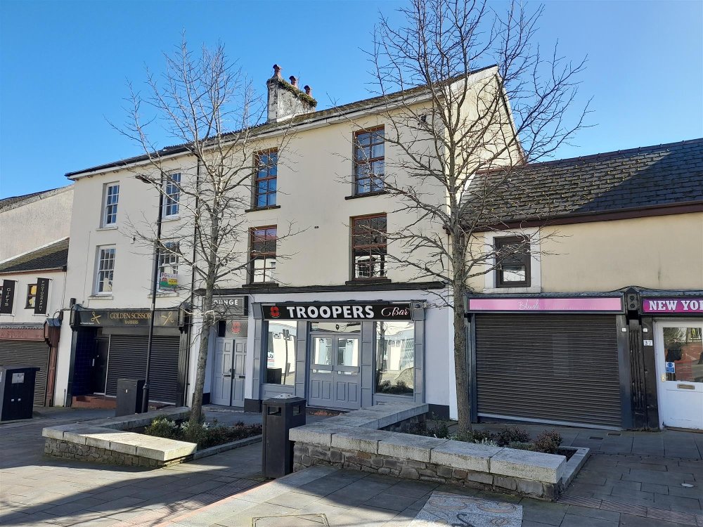 SOUTH WALES - PROMINENT TOWN CENTRE PUBLIC HOUSE ON MAIN LEISURE CIRCUIT