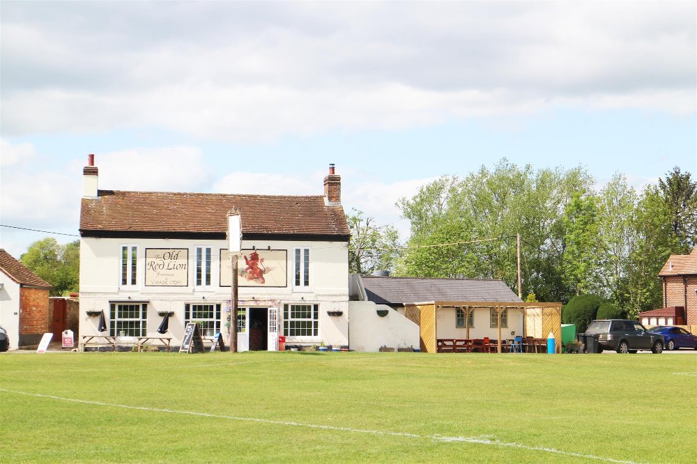 OXFORDSHIRE - VILLAGE GREEN PUBLIC HOUSE & SHOP
