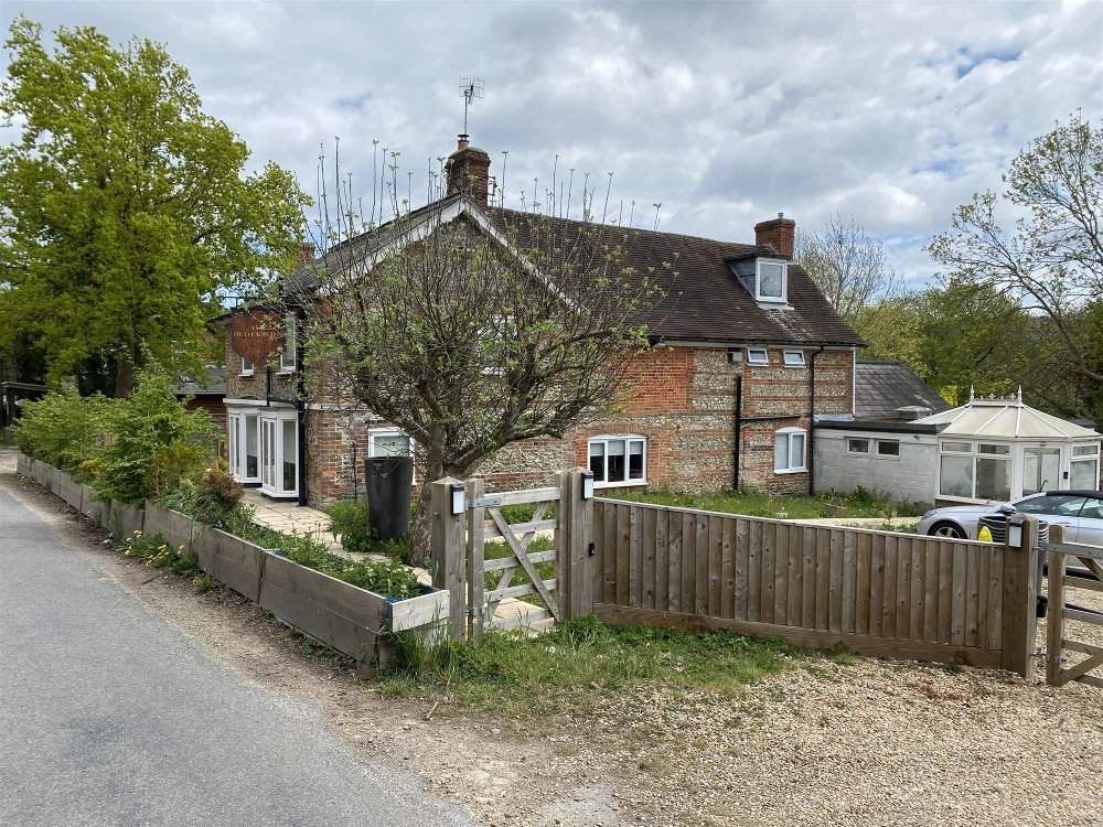 WILTSHIRE/BERKSHIRE BORDER – PARTLY RENOVATED VILLAGE FREEHOUSE