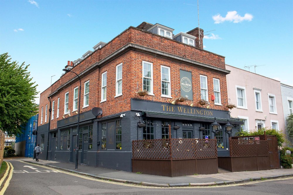 LONDON - TRENDY CRAFT BEER & FOOD PUB