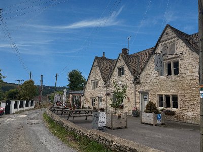 GLOUCESTERSHIRE - AWARD WINNING PUB IN EDGE OF COTSWOLD TOWN