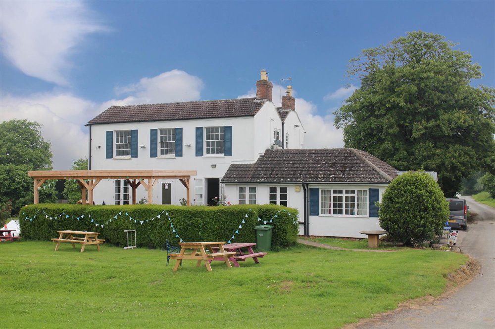 GLOUCESTERSHIRE - PUB STANDING ON THE BANKS OF THE RIVER SEVERN