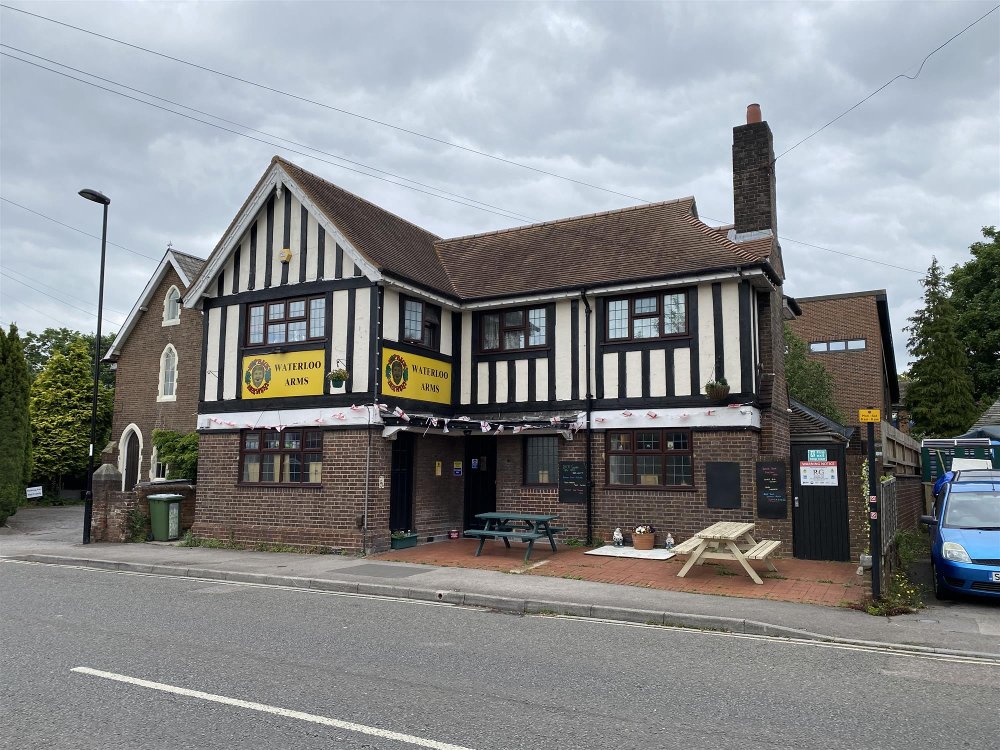 HAMPSHIRE – TRADITIONAL PUBLIC HOUSE IN SUBURB OF SOUTHAMPTON