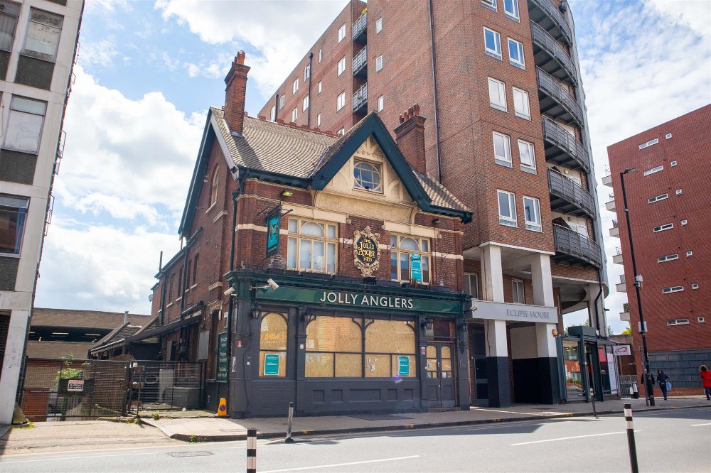  LONDON - CLOSED PUB WITH POTENTIAL FOR ALTERNATE USE