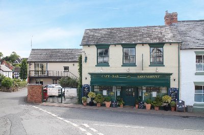 HEREFORDSHIRE - RENOWNED ‘BLACK & WHITE’ VILLAGE CENTRE RESTAURANT WITH SEPARATE OWNERS' HOME