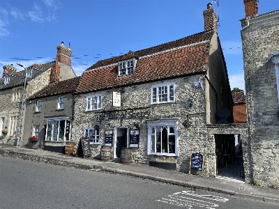 WILTSHIRE - ATTRACTIVE FREE HOUSE IN SMALL HISTORIC TOWN