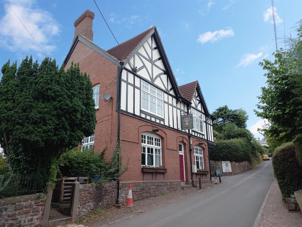 DEVON - VILLAGE FREEHOUSE CLOSE TO TOWN AND MAJOR CITY