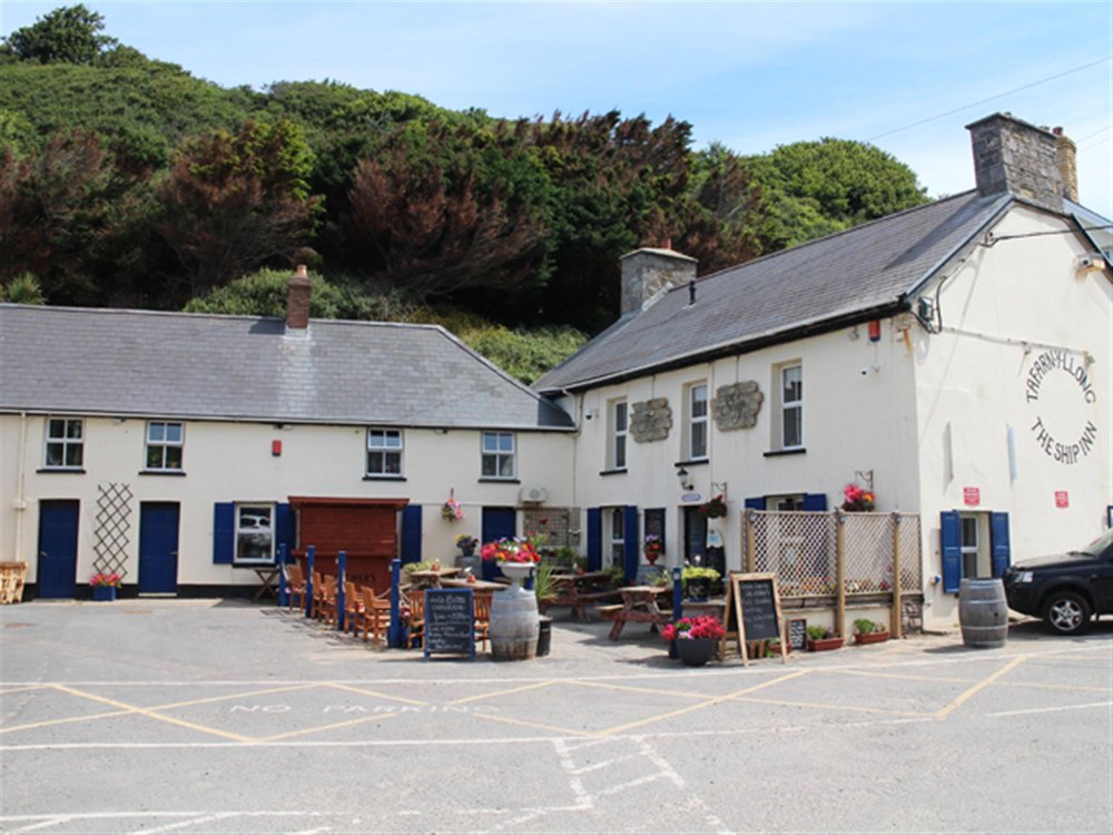 CARDIGAN BAY - ICONIC COASTAL VILLAGE - SEA FRONT FREEHOUSE